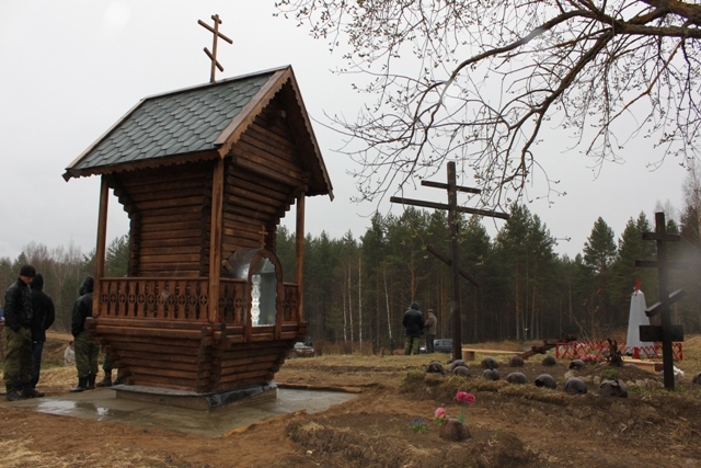 Братское захоронение у поворота на озеро Барское (дорога Славянка — Вороново).